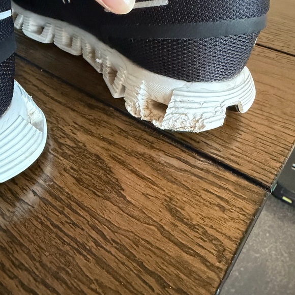 On Cloud 5 Black Women's Running Shoes Size 9.5 - Picture 7 of 14